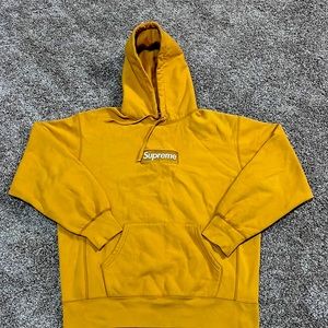 100% authentic Box Logo Supreme hoodie in Gold/Tan color way. 2021 Fall/Winter